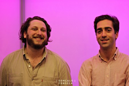 Daniel Lopatin (esquerda) e Nate Boyce ( direita ) no Teatro Maria de Matos